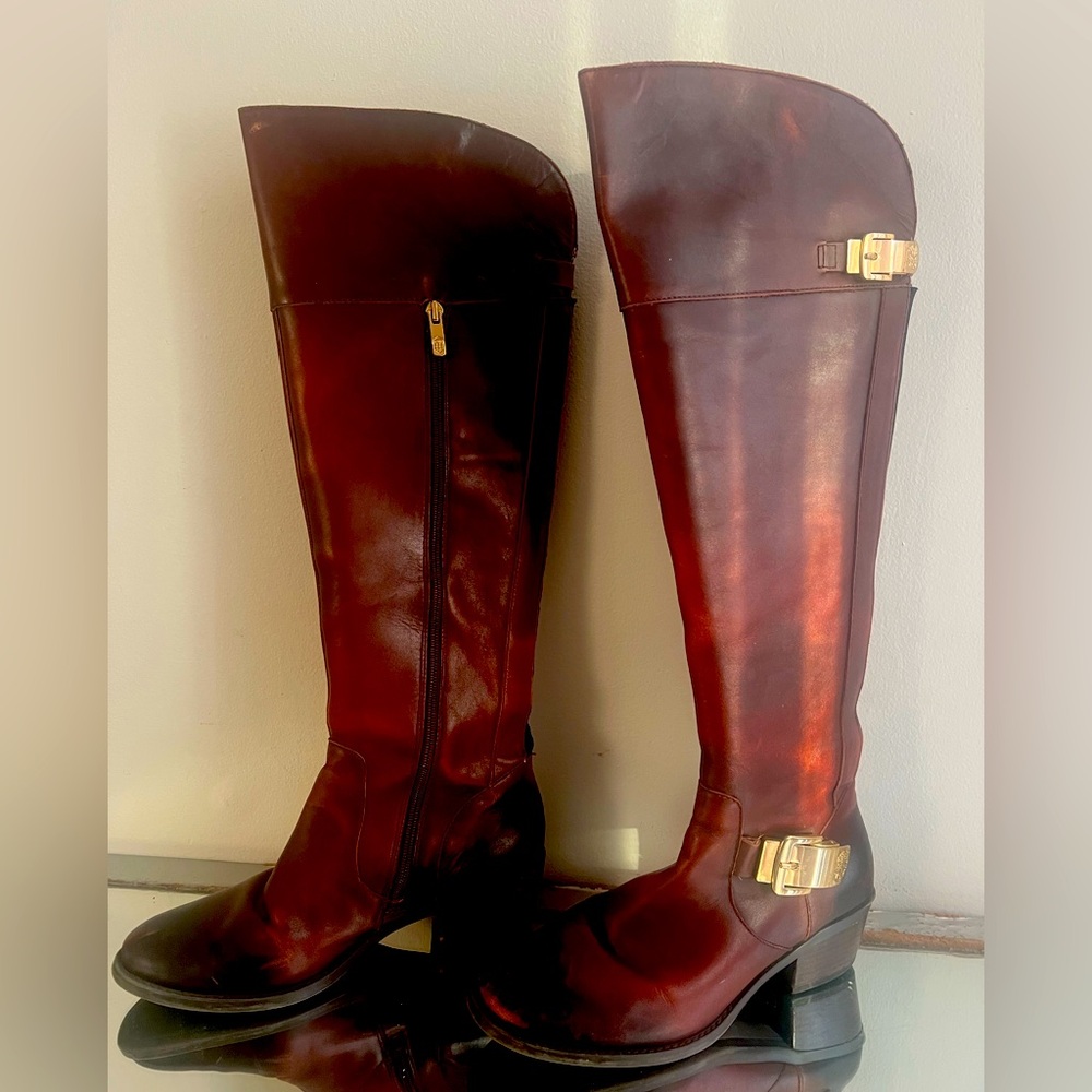 Vince Camuto knee boots size 8 gorgeous boots. Good condition